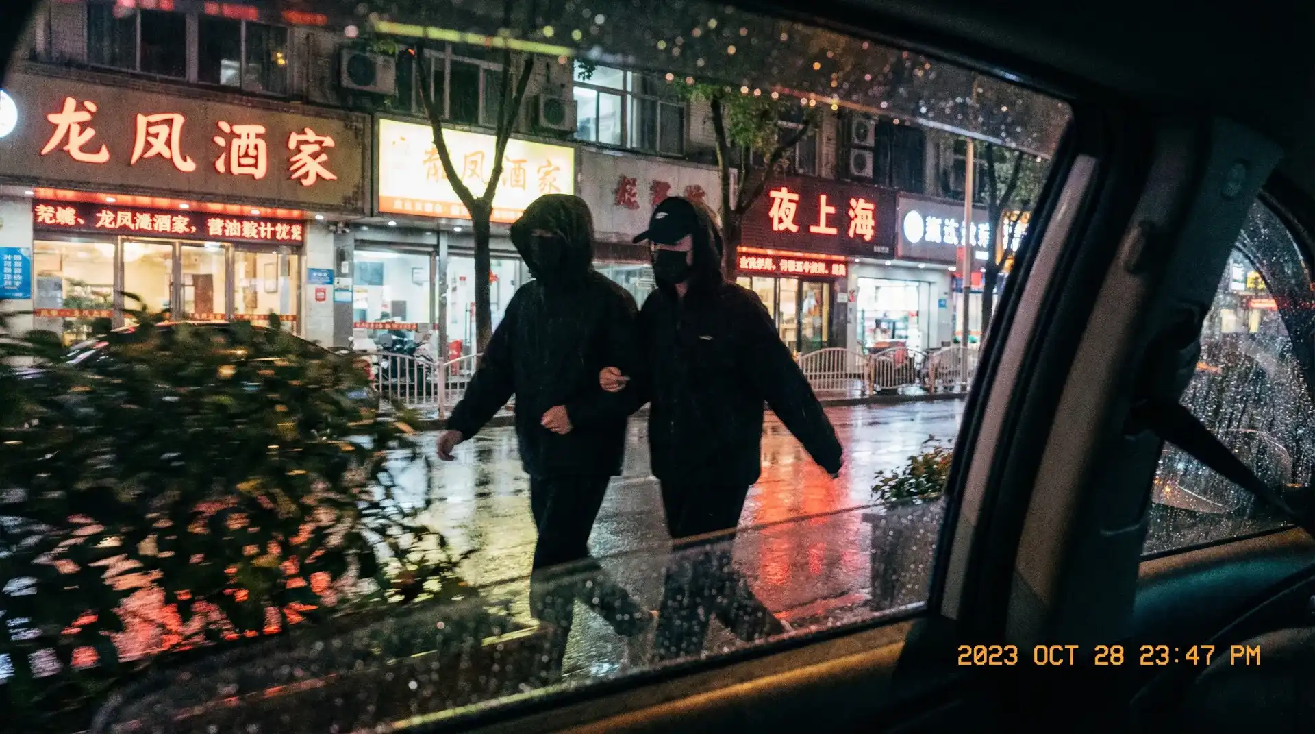 球速体育 - 顶流明星深夜密会现场抓拍照片